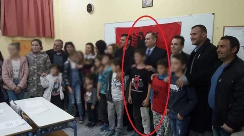 Ο Κοτζιάς δε βλέπει σύνορα κι εχθρούς!- «Μεμονωμένο περιστατικό» ο μαθητής με μπλούζα της «Μεγάλης Αλβανίας» στα Χανιά